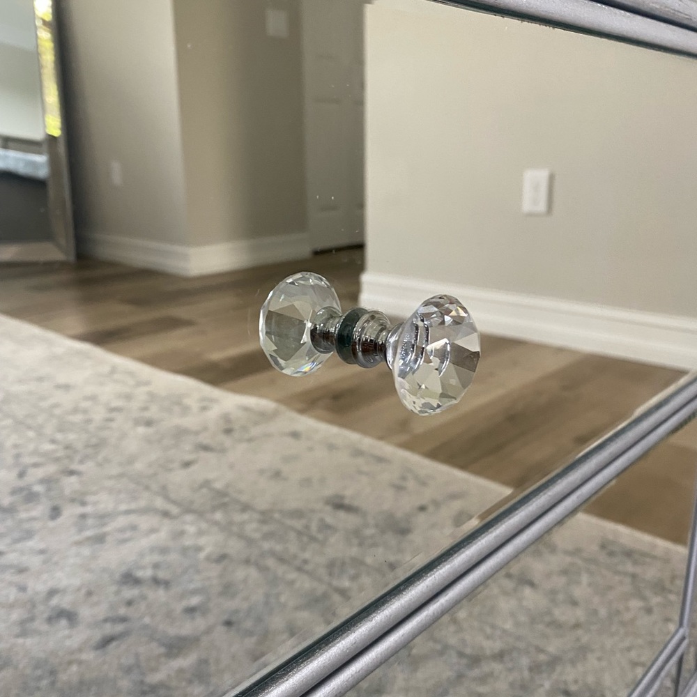 Furniture/cabinet knobs